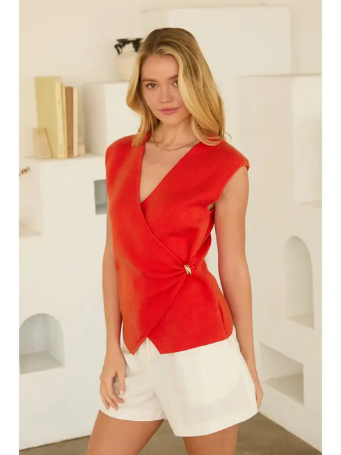 SIDE BUCKLE DETAIL TOP